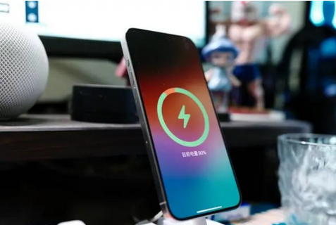 彝良苹果15换屏服务分享用什么充电器给iPhone15充电更好 